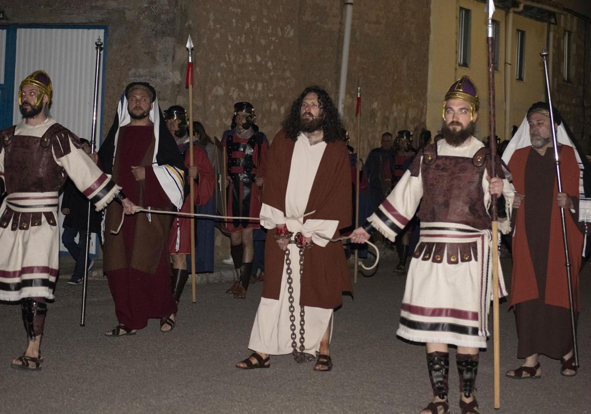 Imagen principal - Villalbilla de Burgos revive la Pasión de Cristo con su emocionante Vía Crucis Viviente