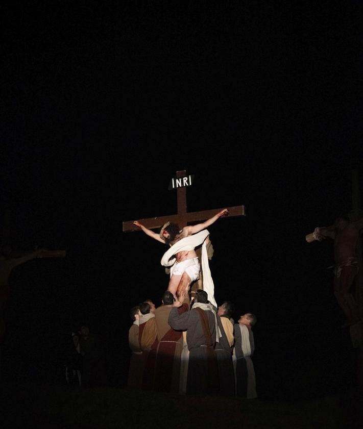 Imagen secundaria 2 - Villalbilla de Burgos revive la Pasión de Cristo con su emocionante Vía Crucis Viviente
