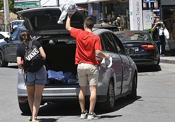 Dos usuarios de una plataforma de coche compartido.