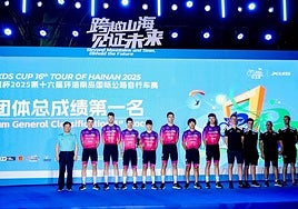 El equipo burgalés de ciclismo en el Tour de Hainan.