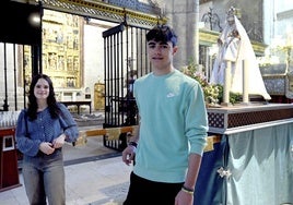 Mencía y Pablo, dos jóvenes que participan en la procesión infantil de la iglesia de San Gil.