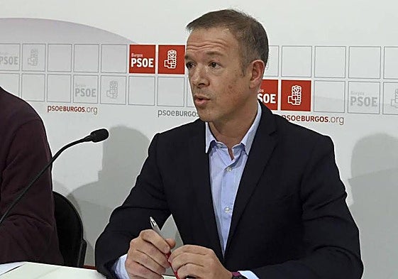 El exsenador socialita por Burgos, Ander Gil, durante una rueda de prensa.