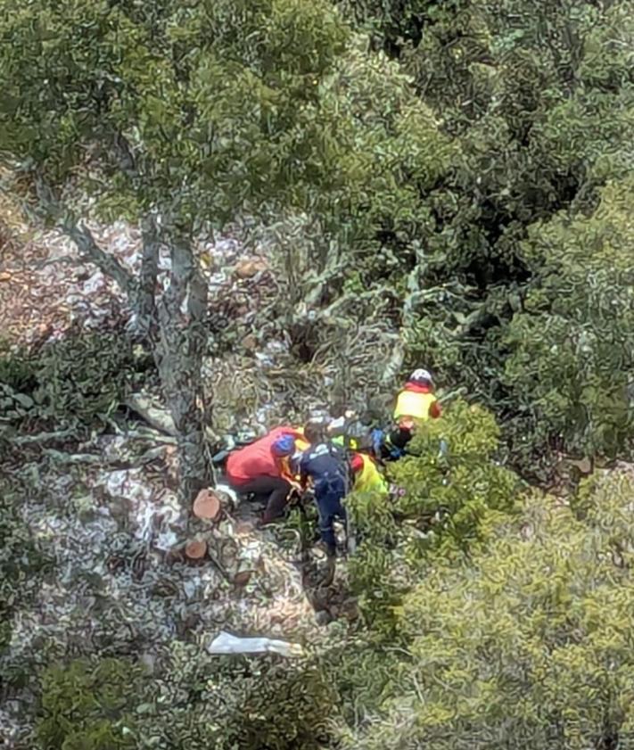 Imagen secundaria 2 - Imágenes del rescate del hombre herido. 