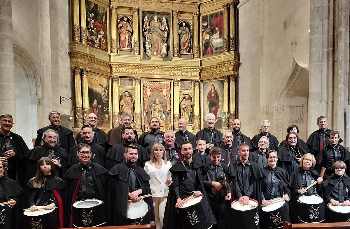 Miembros de la Asociación Villa de Aranda en el interior de la iglesia de Santa María.