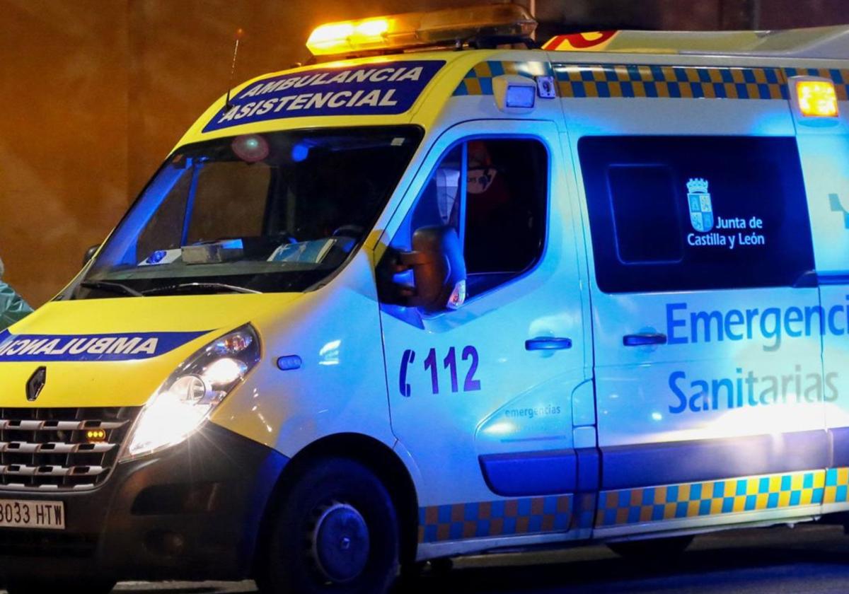 Imagen de archivo de una ambulancia durante una intervención.