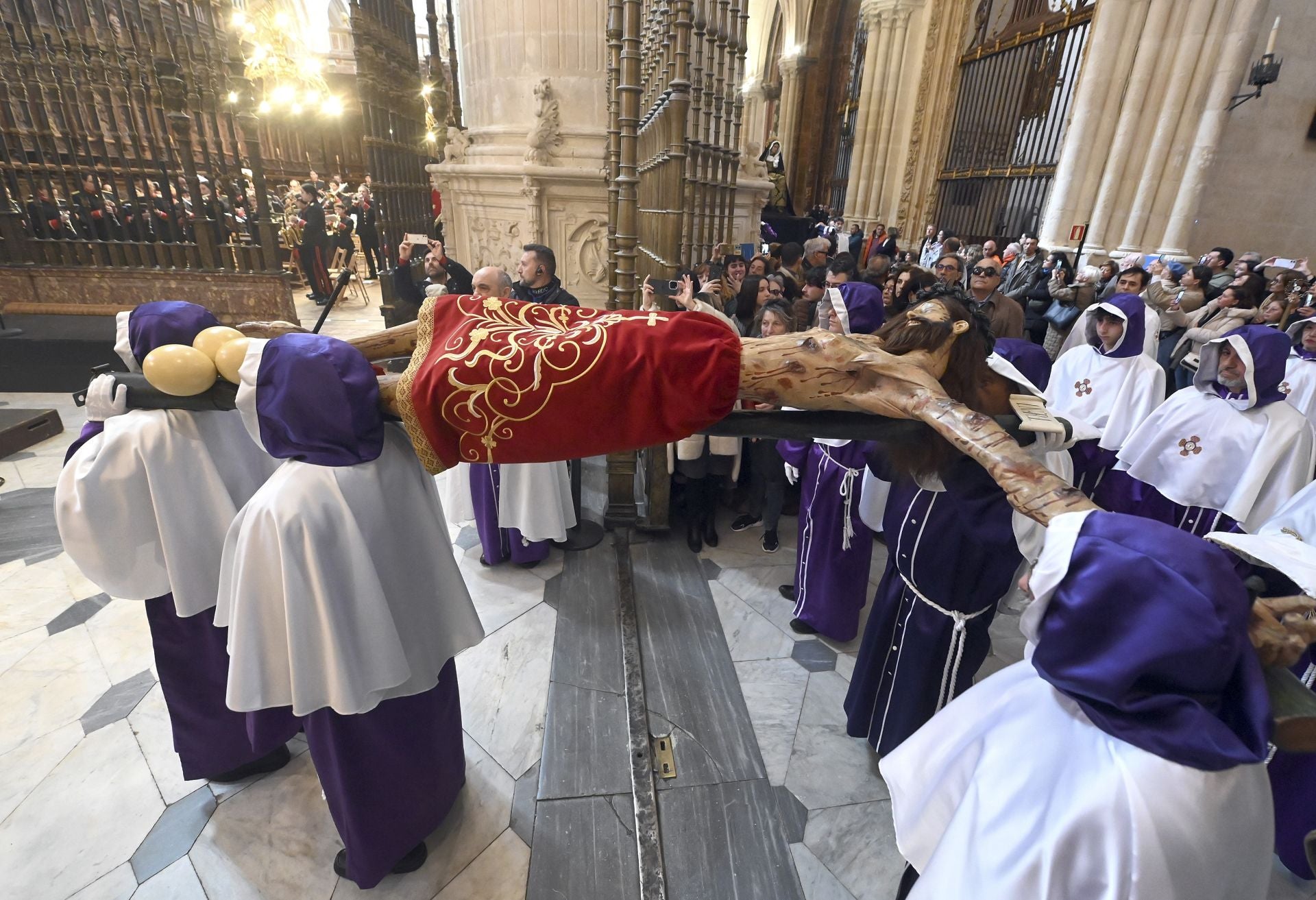 El Desenclavo del Santísimo Cristo de Burgos en imágenes y dentro de la Catedral