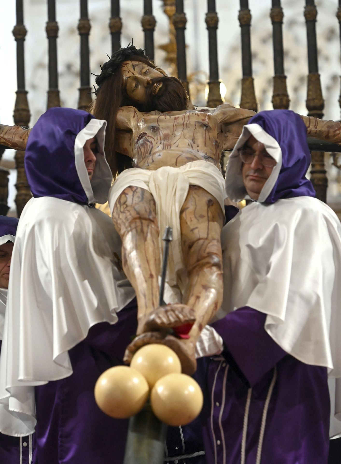 El Desenclavo del Santísimo Cristo de Burgos en imágenes y dentro de la Catedral