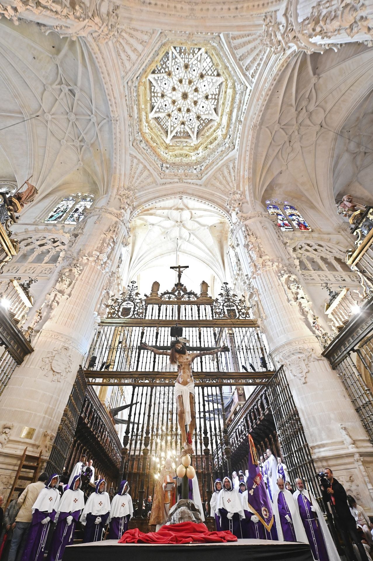 El Desenclavo del Santísimo Cristo de Burgos en imágenes y dentro de la Catedral