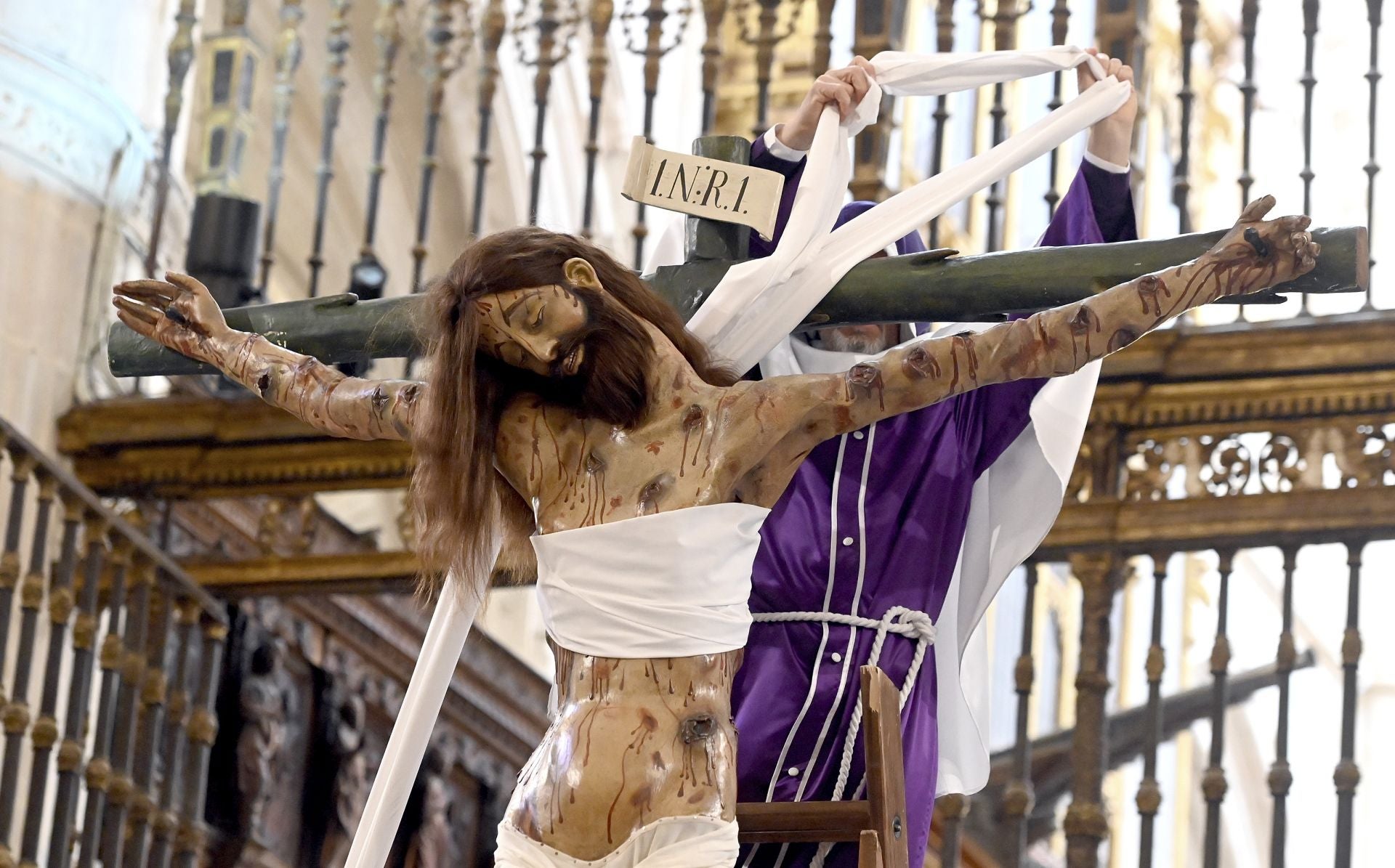 El Desenclavo del Santísimo Cristo de Burgos en imágenes y dentro de la Catedral