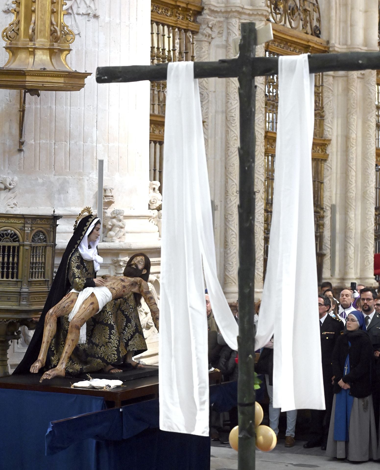 El Desenclavo del Santísimo Cristo de Burgos en imágenes y dentro de la Catedral