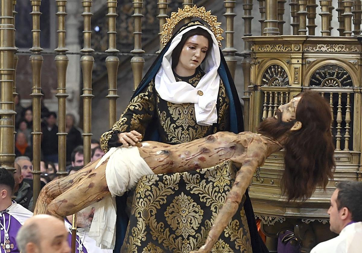 El Desenclavo del Santísimo Cristo de Burgos en imágenes y dentro de la Catedral