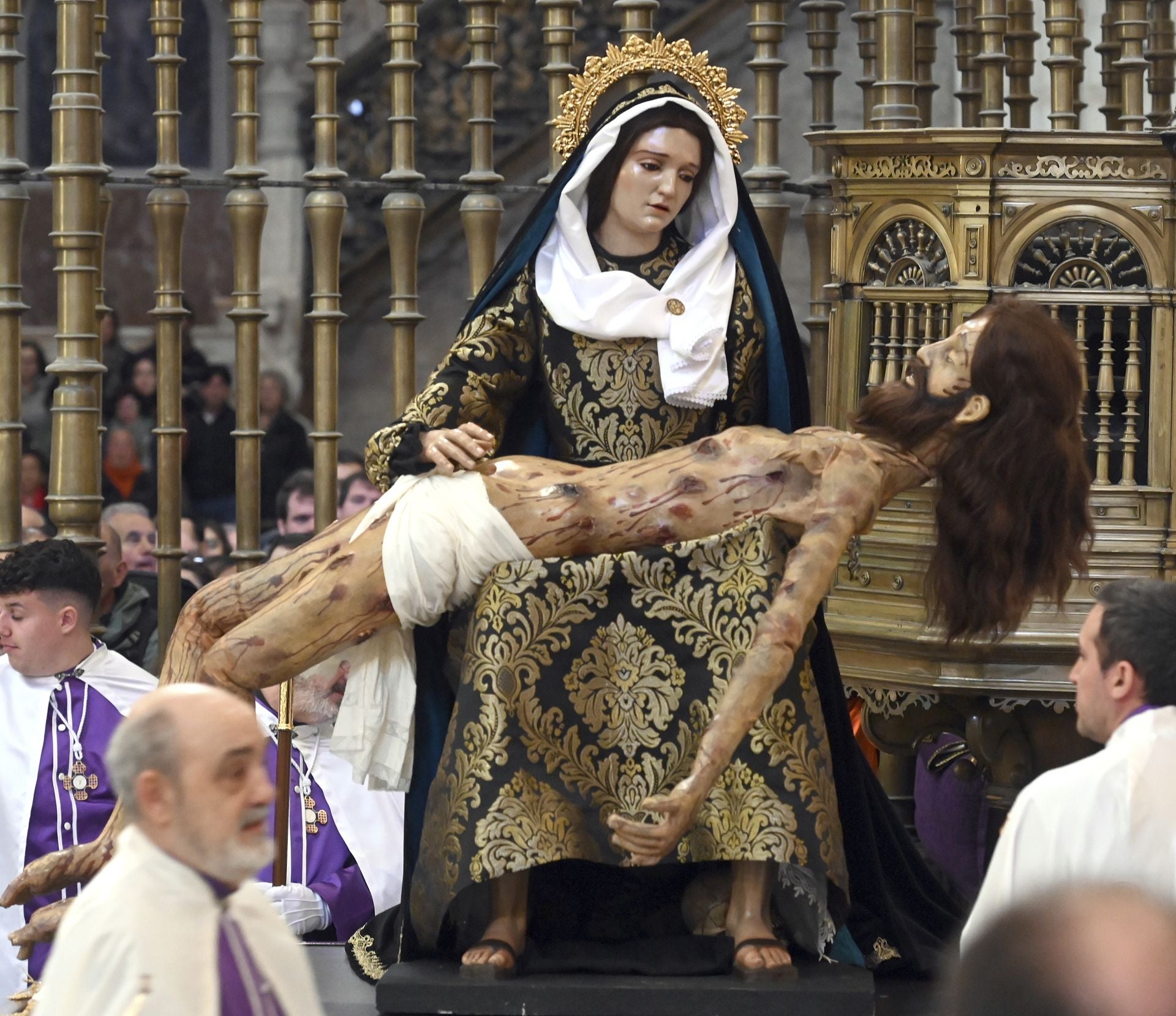 El Desenclavo del Santísimo Cristo de Burgos en imágenes y dentro de la Catedral