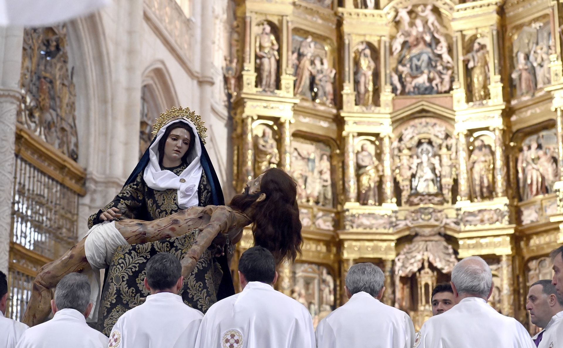 El Desenclavo del Santísimo Cristo de Burgos en imágenes y dentro de la Catedral