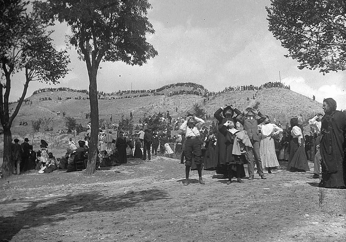 Imagen principal - Burgos ya vivió en 1905 un auténtico fervor durante el eclipse total de Sol. 