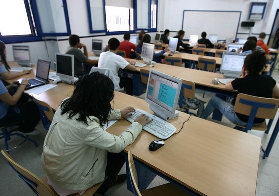 Imagen de archivo de alumnos de un instituto durante una clase.