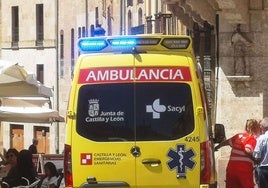 Imagen de archivo de una ambulancia durante una actuación.