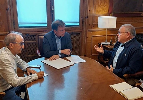 Representantes de la Gobernanza de Pequeños Municipios con Borja Suárez, presidente de la Diputación de Burgos, y Ramiro Ibáñez, vicepresidente.