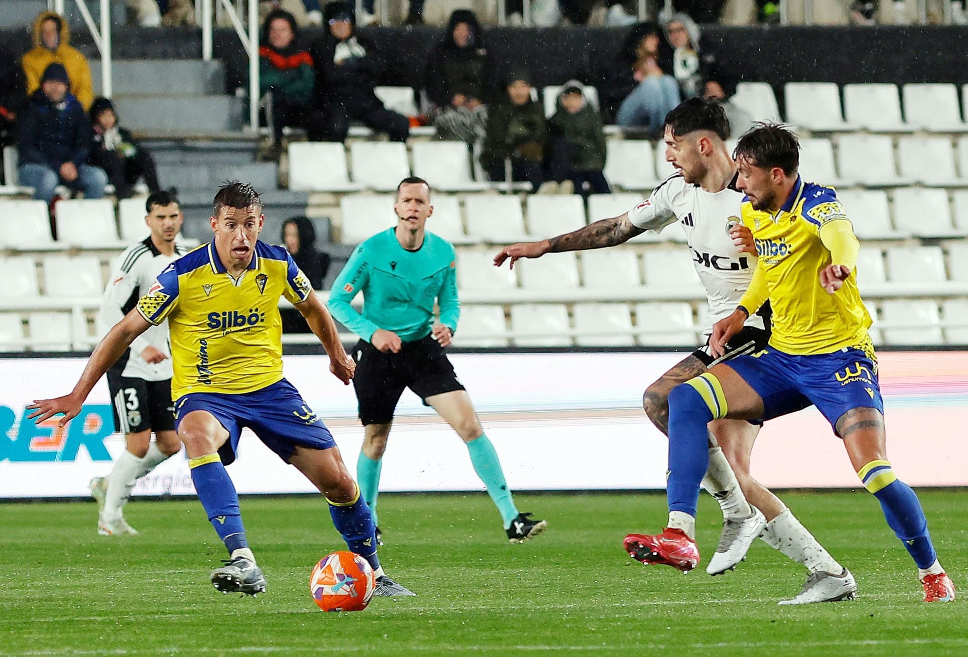 El encuentro entre el Burgos CF y el Cádiz CF en imágenes