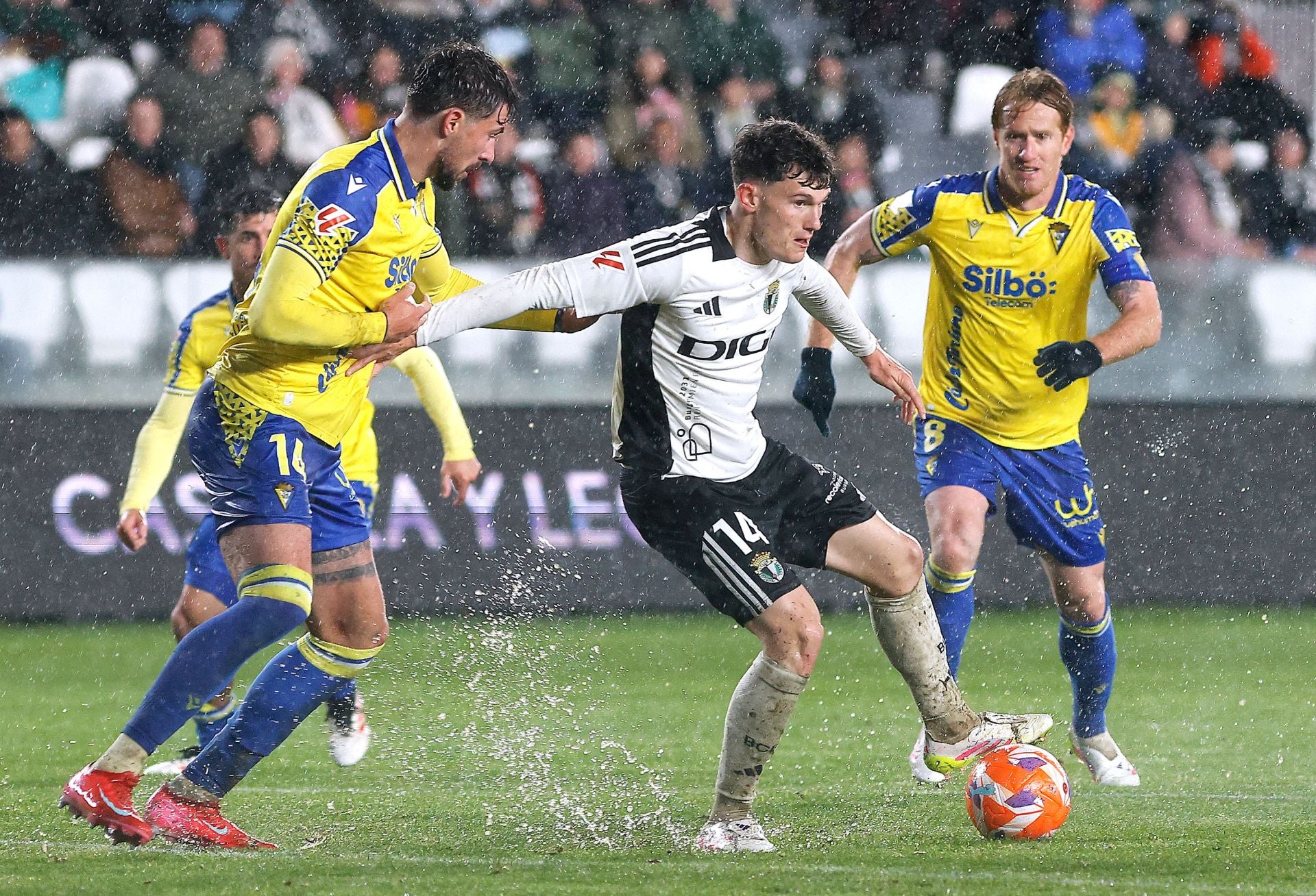 El encuentro entre el Burgos CF y el Cádiz CF en imágenes