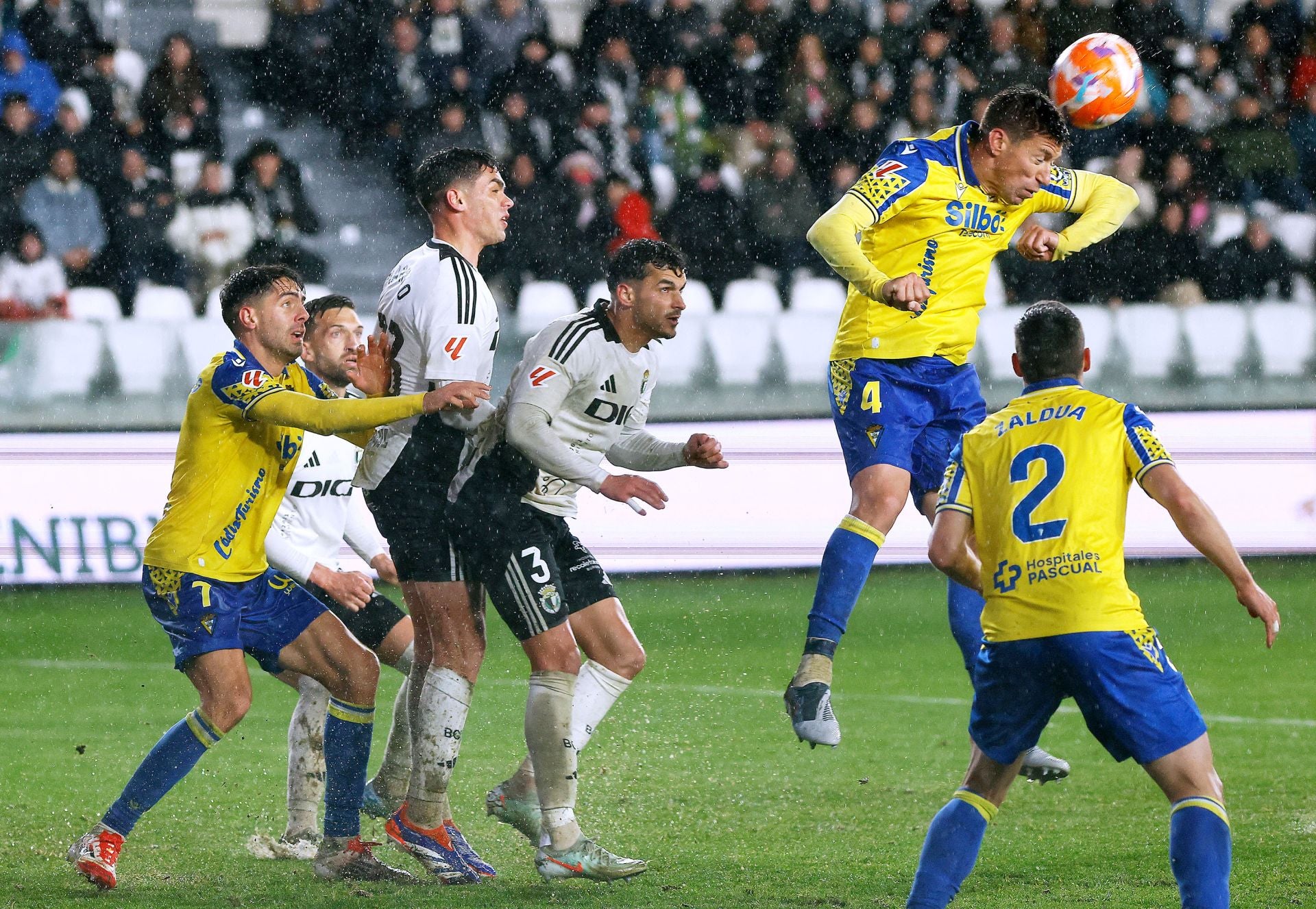 El encuentro entre el Burgos CF y el Cádiz CF en imágenes