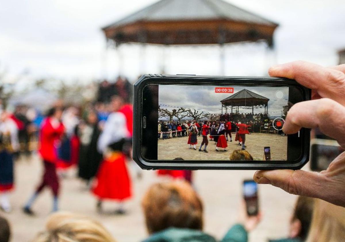 Danza del Escarrete, Fiesta de Interés Turístico Nacional, en Poza de la Sal.