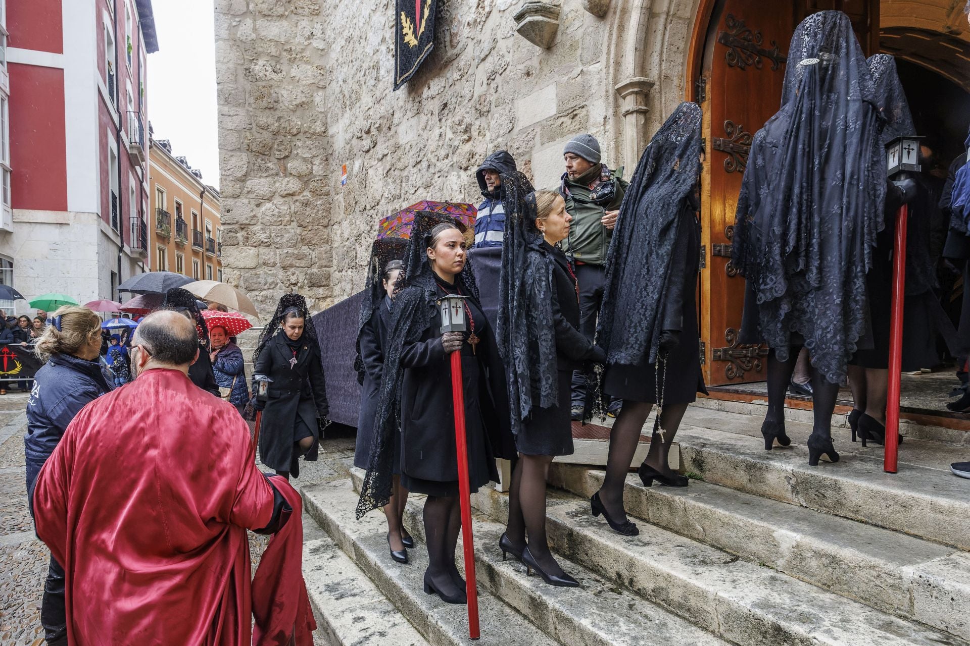 Así ha sido la procesión de la Soledad en el interior del templo