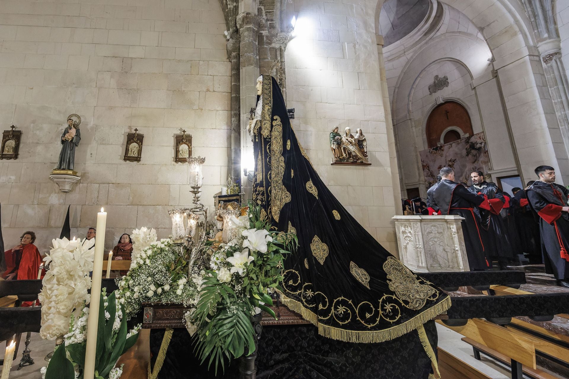 Así ha sido la procesión de la Soledad en el interior del templo