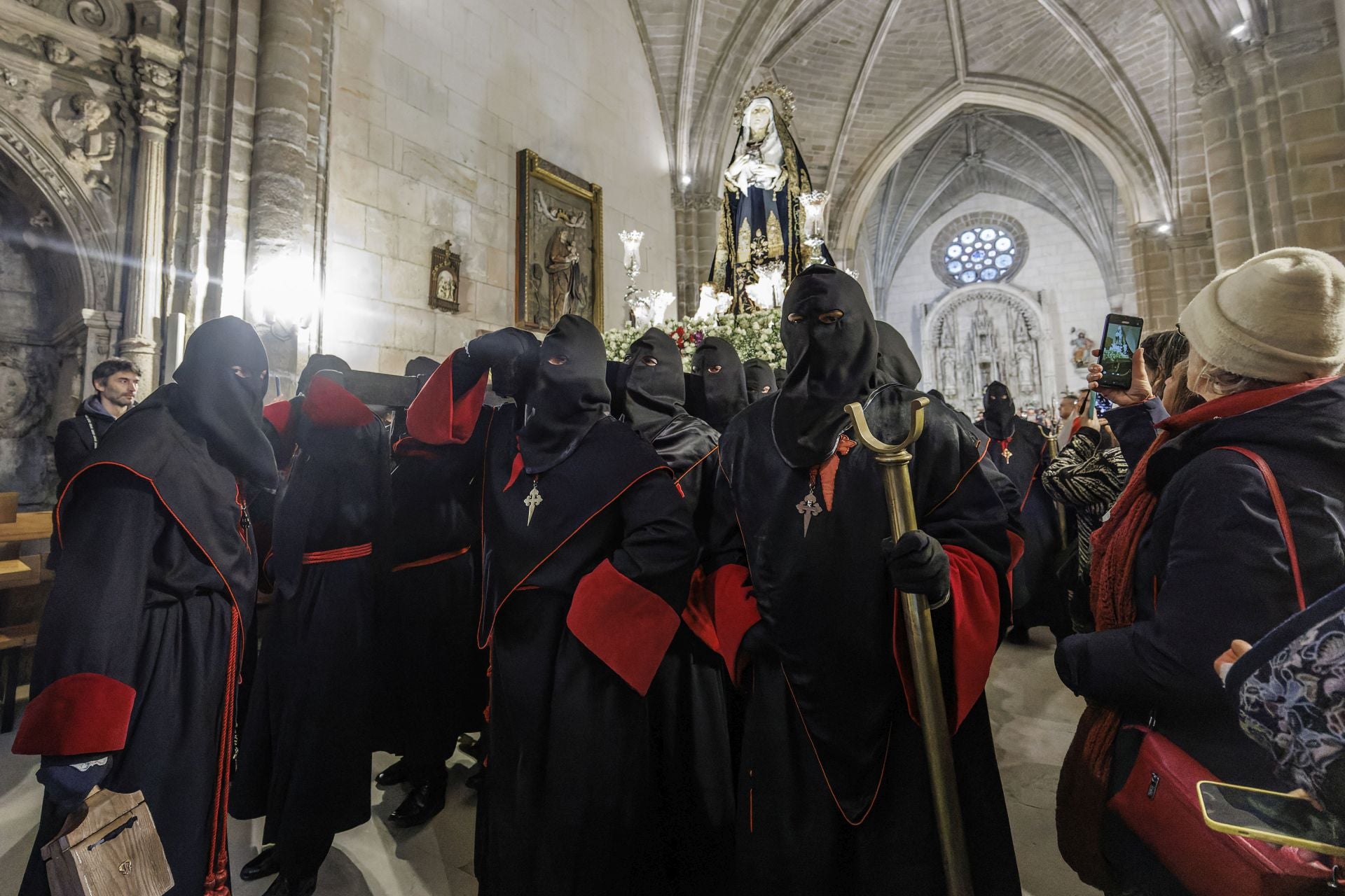 Así ha sido la procesión de la Soledad en el interior del templo