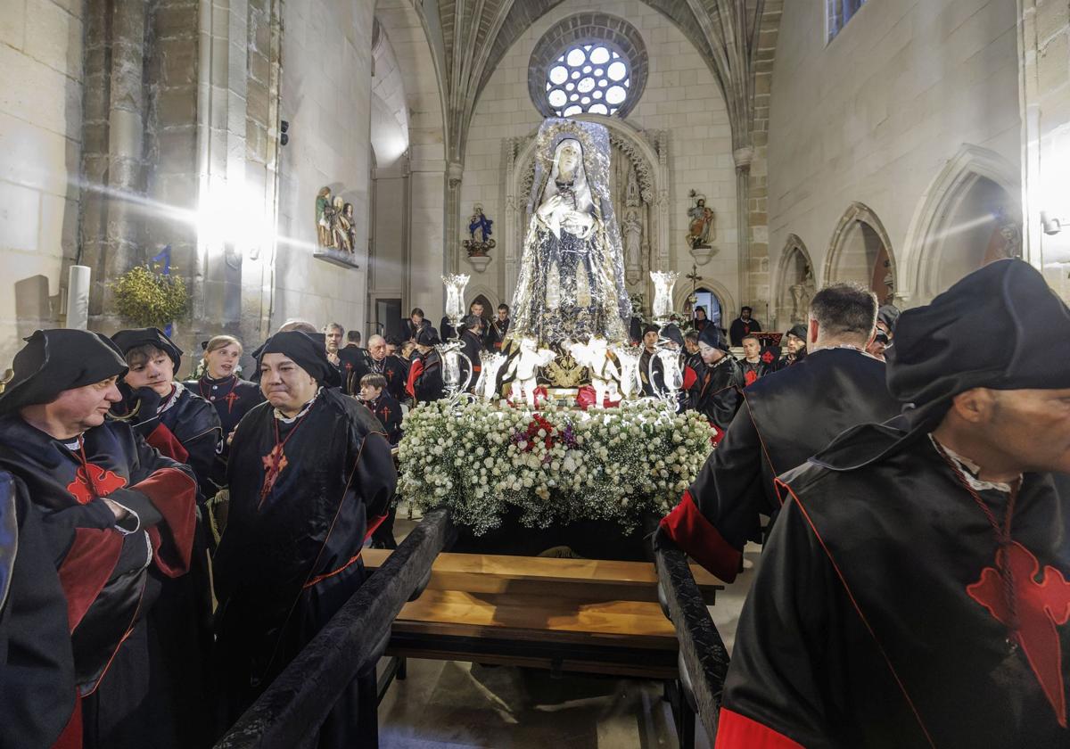 Así ha sido la procesión de la Soledad en el interior del templo