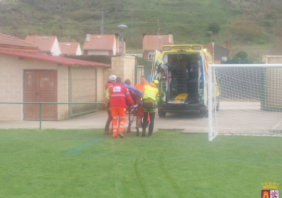 Momento en el que los Servicios de Emergencia bajaron a la herida del helicóptero para trasladarla al hospital