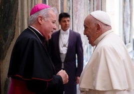 El papa Francisco en una recepción con el arzobispo de Burgos, Monseñor Mario Iceta Gavicagogeascoa.