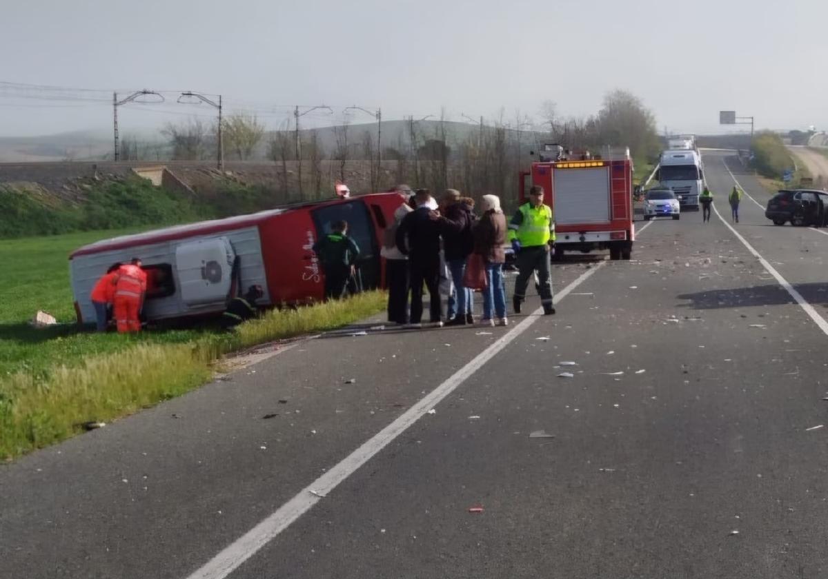 Imagen del estado en el que han quedado los vehículos tras el accidente.