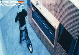 El varón identificado fue captado por las cámaras de seguridad cuando sustraía una bicicleta.