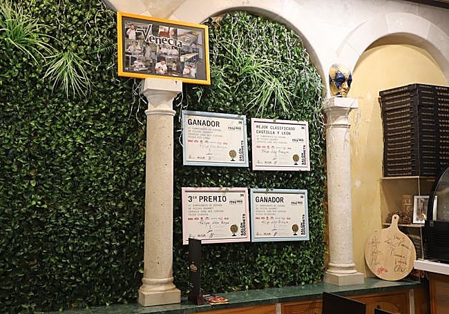 Interior de la Pizzería Venecia.