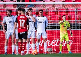 Cantero coloca a la barrera en una de las faltas lanzadas por el Mirandés.