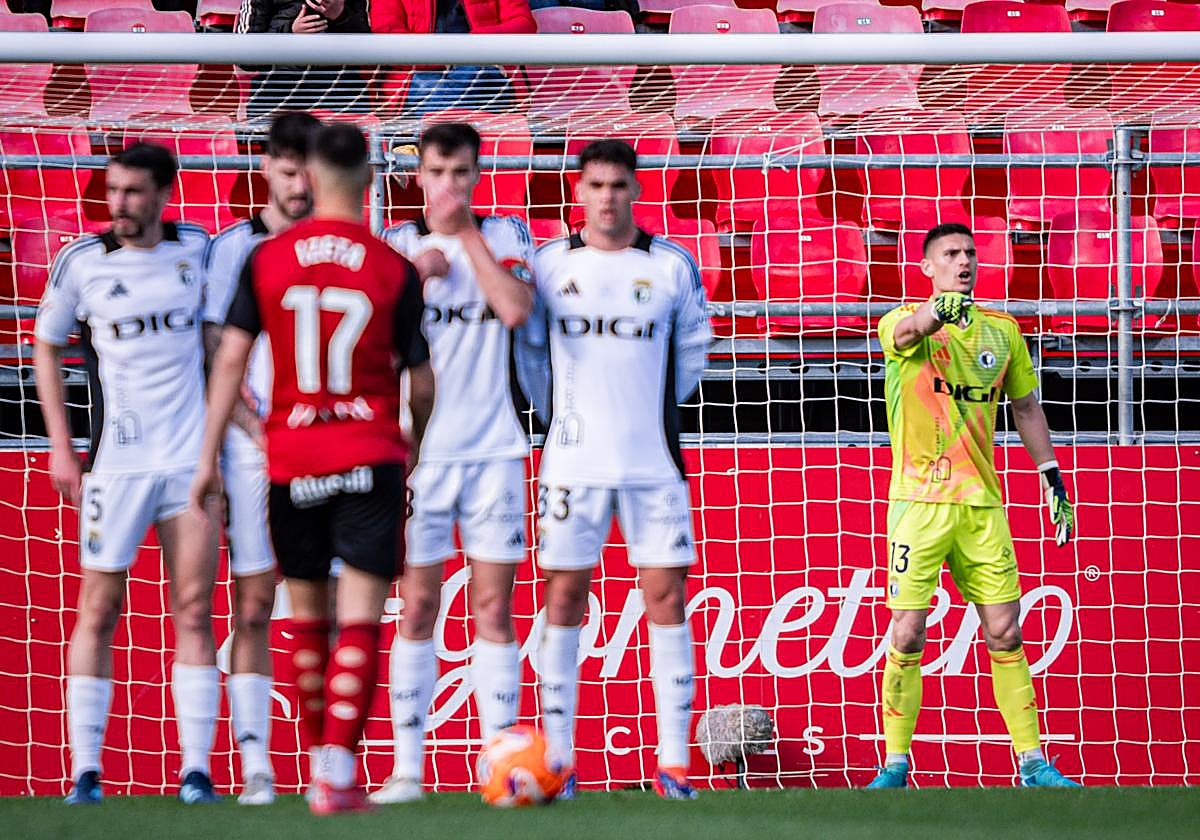 Cantero coloca a la barrera en una de las faltas lanzadas por el Mirandés.