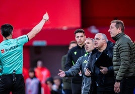 Momento de la expulsión de Luis Miguel Ramis en Anduva