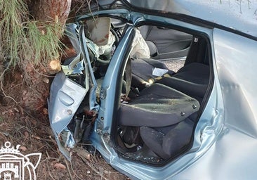 Herido grave un conductor tras empotrarse contra un árbol y quedar atrapado en su vehículo