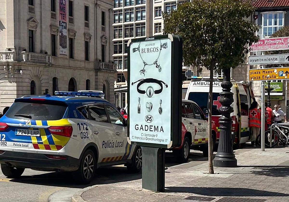 Los medios de emergencias a la espera de ser activado en la Plaza del Cid.