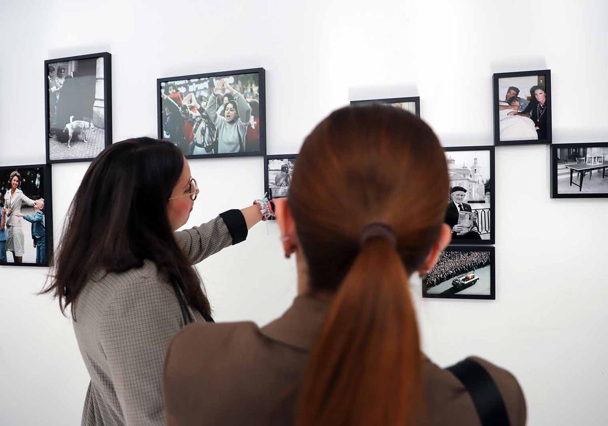 Dos mujeres observan algunas de las imágenes que forman la exposición.