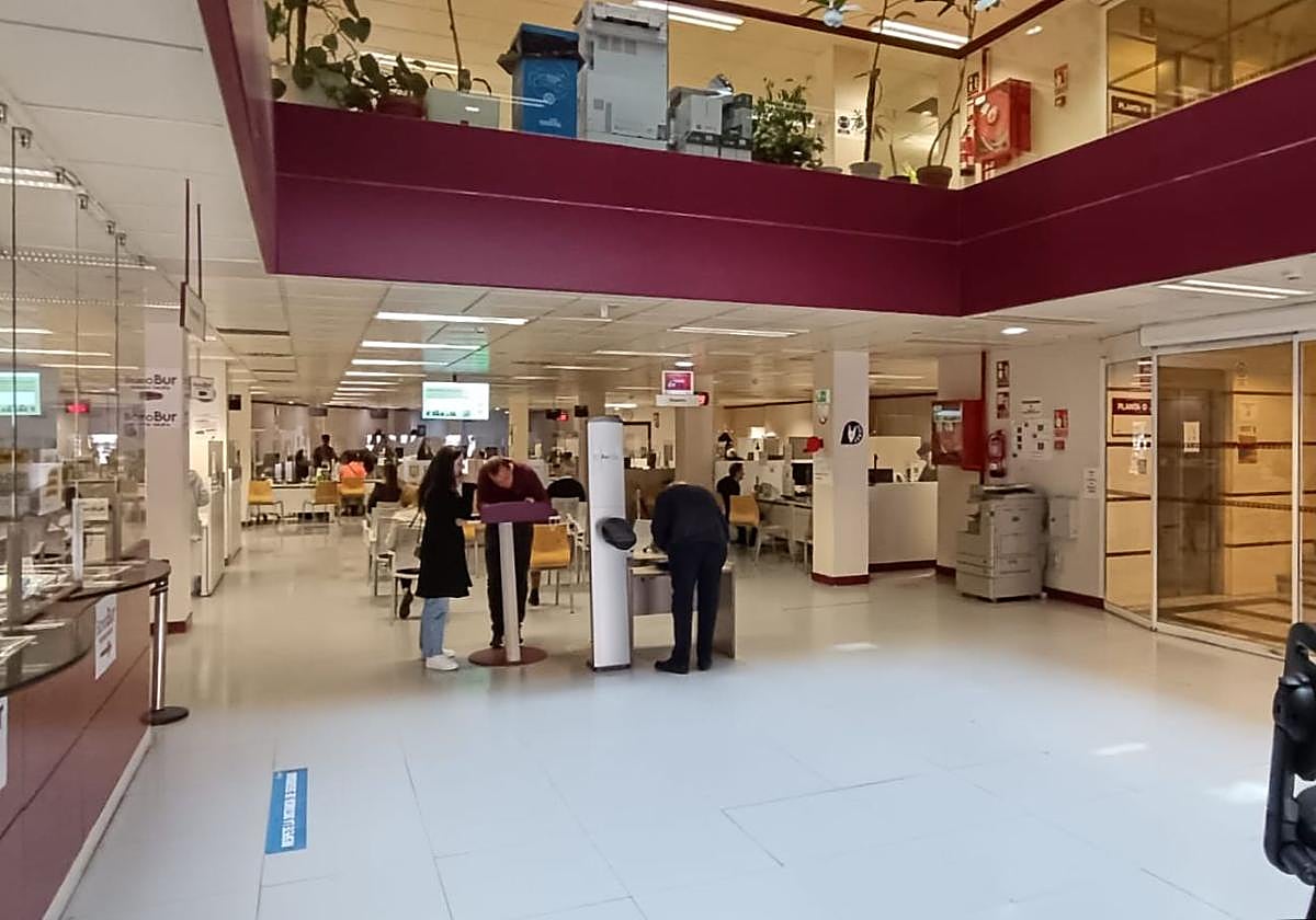 Imagen del Ayuntamiento de Burgos a última hora de la mañana del lunes, en mitad del apagón nacional echando mano de su sistema de respaldo.