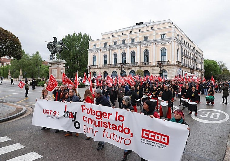 Cerca de un millar de personas han secundado la manifestación de los grandes sindicatos en Burgos.