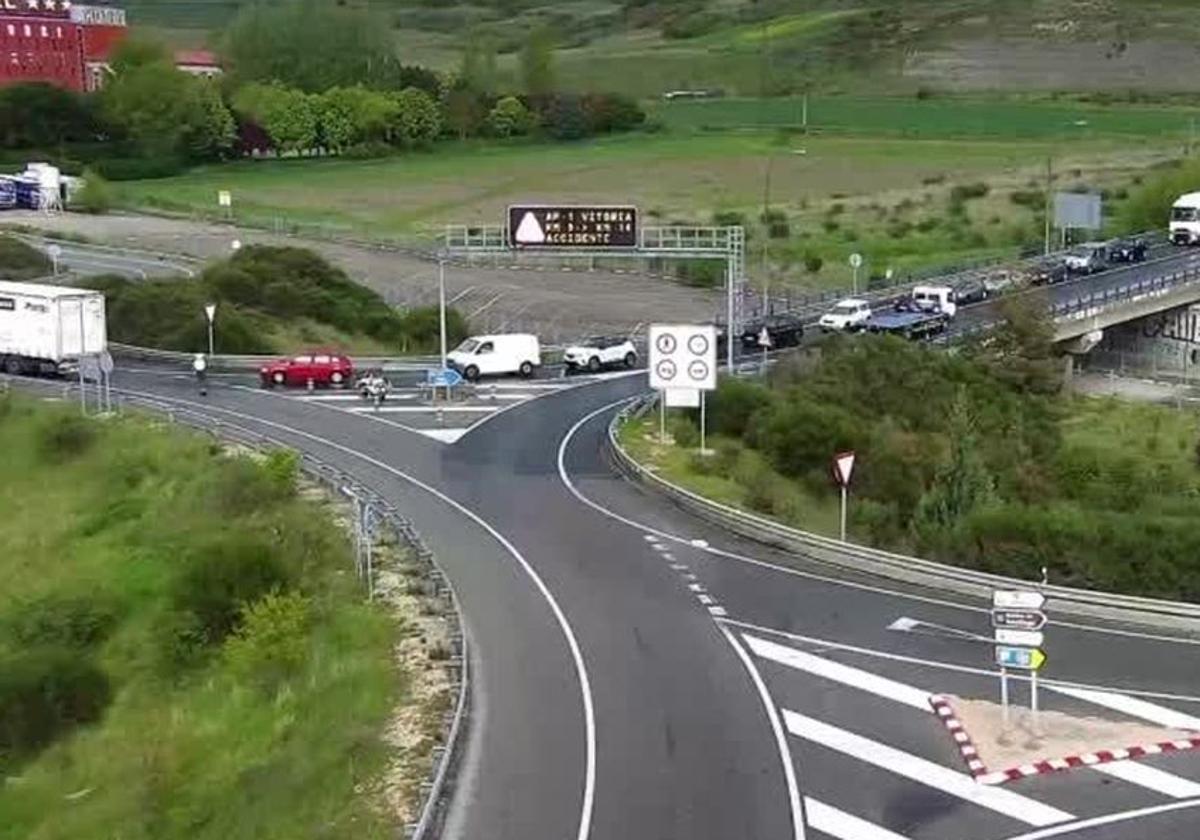 La Guardia Civil está desviando el tráfico por la N-1.