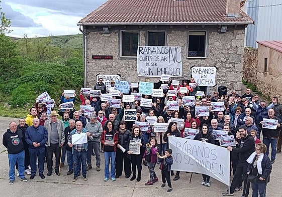 Vecinos concentrados en Rábanos, Burgos.