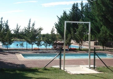 Un pueblo de Burgos busca gestor para sus piscinas con bar