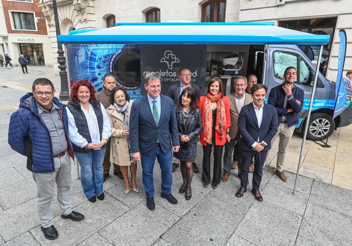 Imagen principal - Presentación de la unidad móvil que recorrerá los pueblos realizando pruebas oculares gratuitas.