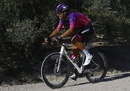 George Jackson, en los tramos de tierra de la Clásica Jaén.