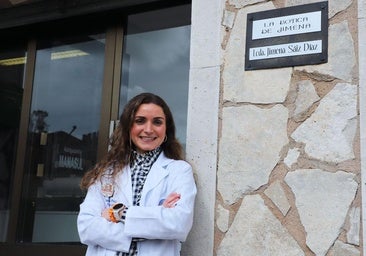 Jimena, la boticaria que ha tomado el relevo de la farmacia en un pueblo de Burgos
