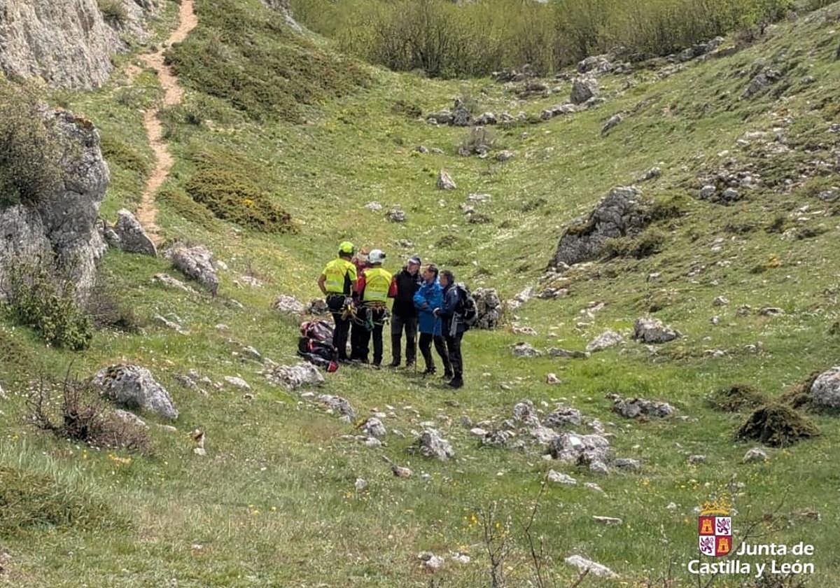 Momento del rescate de una senderista herida en Burgos.