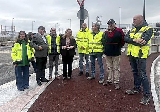 La alcaldesa y el vicealcalde con técnicos de la obra y el representante vecinal, José A. Irisarri